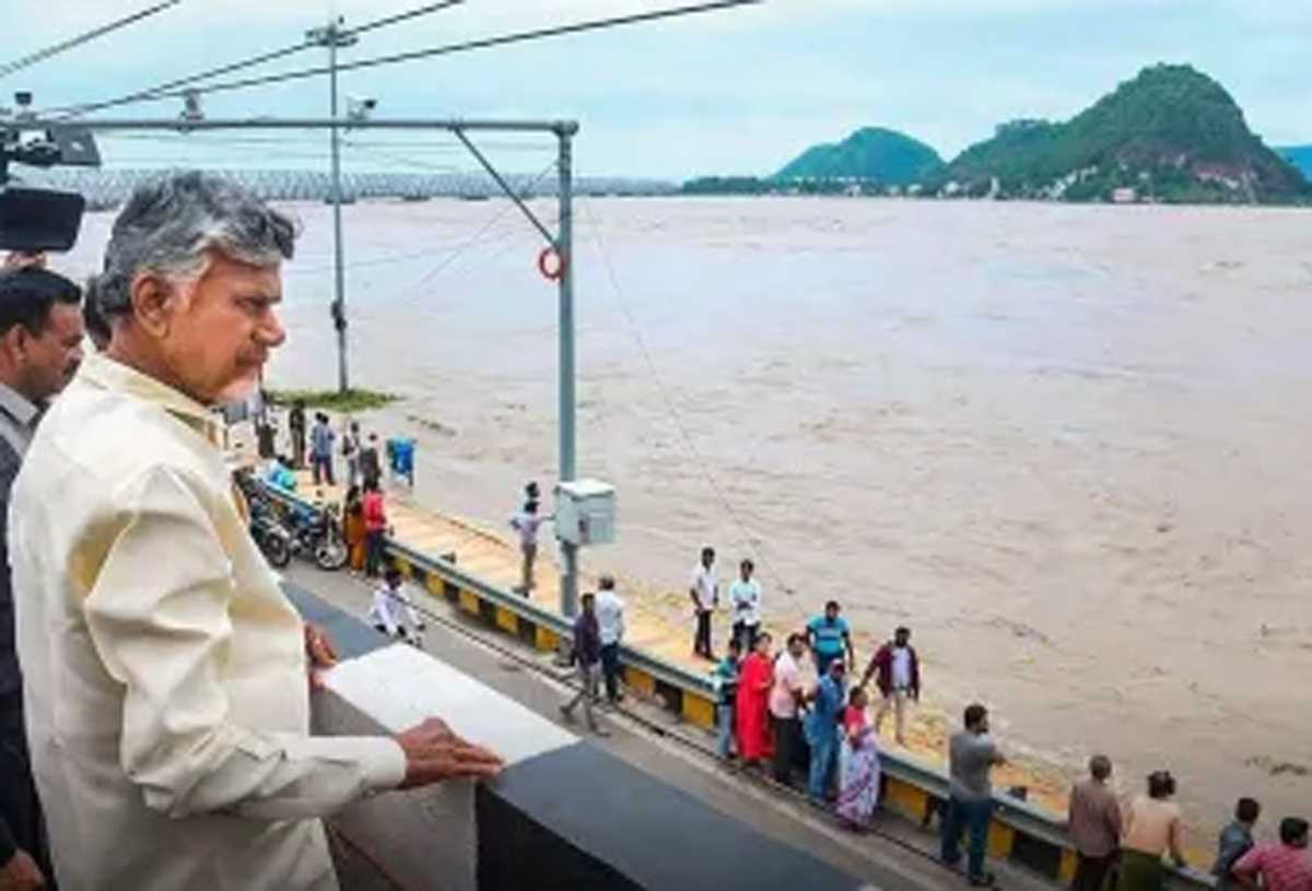 आंध्र प्रदेश : बाढ़ का जायजा लेने गये सीएम नायडू के करीब से गुजरी तेज रफ्तार ट्रेन, बाल-बाल बचे